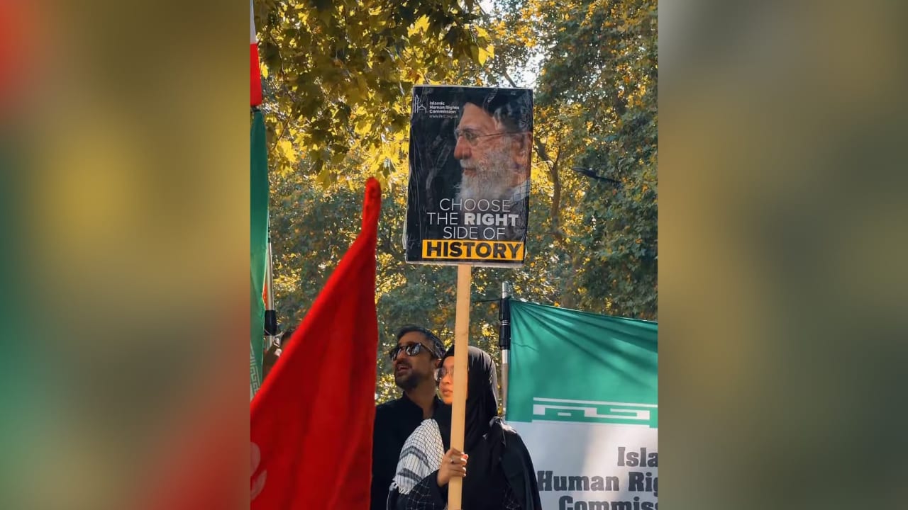 «اینجا تهران است»: پوسترهای خامنهای و پرچمهای رژیم ایران در راهپیمایی لندن به نمایش گذاشته شد