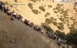 همکاری مردم اورامان برای بیرون کشیدن خودرو از ته دره