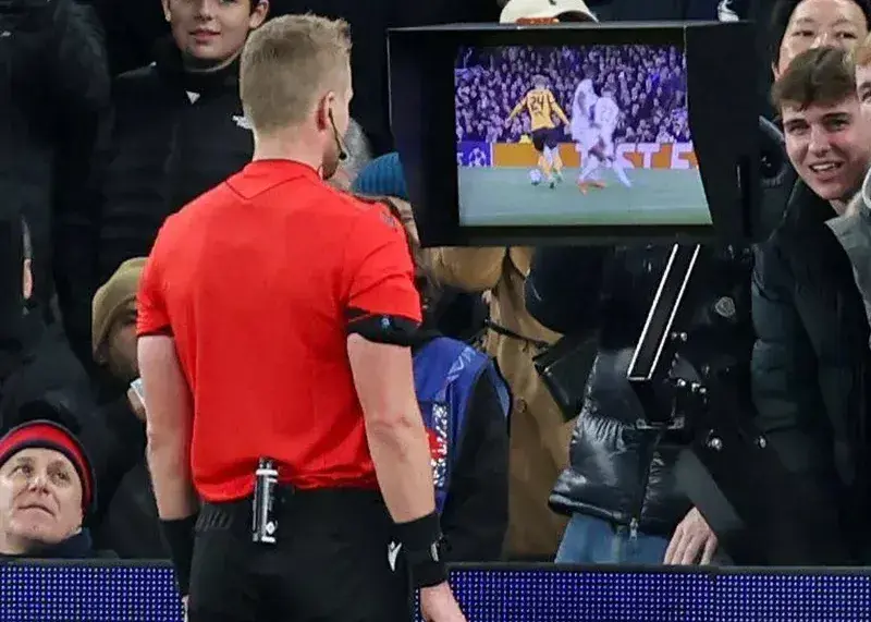ما VAR را بیش از حد پررنگ کردهایم/ رئیس داوری یوفا: فوتبال، پلیاستیشن نیست!