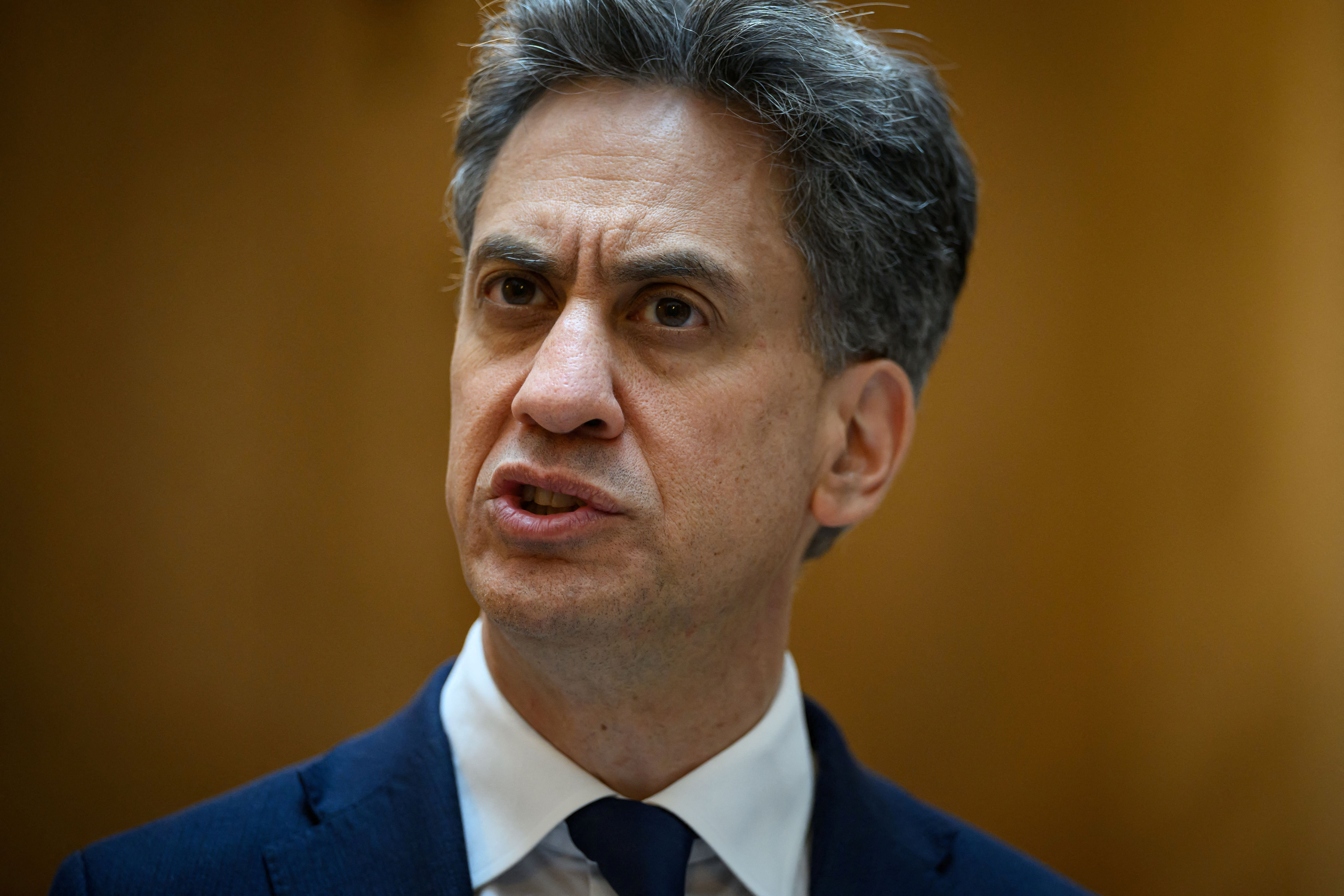 میلیبند، وزیر خارجه بریتانیا، ساعر را در مورد کمک به غزه، خشونت در کرانه باختری تحت فشار قرار می دهد