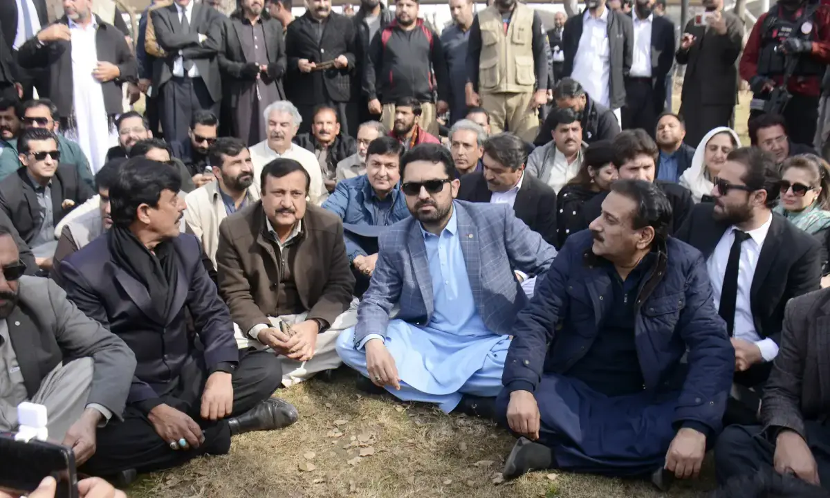 تظاهرات PTI در خارج از SC به دلیل سلامتی عمران، پرونده های معلق