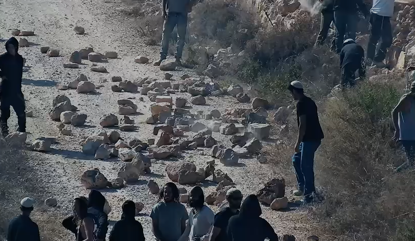 اسراییل در حالی با شهرک نشینان درگیر می شود که می کوشد پاسگاه را از حیاط فلسطینیان پاک کند