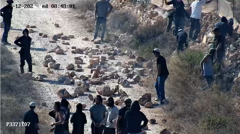 درگیری شهرک نشینان افراطی با ارتش اسرائیل پس از تخلیه پاسگاه و محاصره روستای کرانه باختری