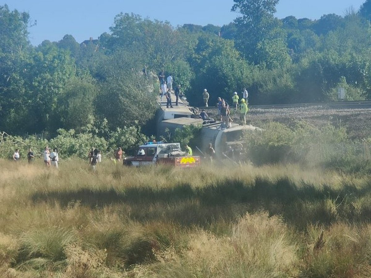 قطار در نزدیکی Lewes در جنوب شرقی انگلستان از ریل خارج شد، پلیس هیچ آسیب جدی گزارش نکرده است