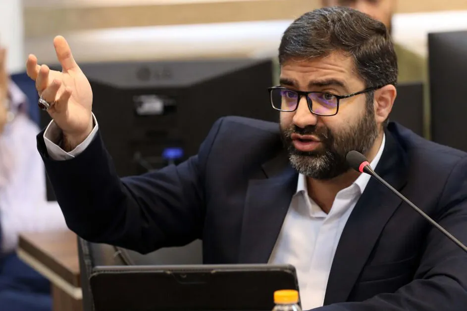 سقاب اصفهانی، رئیس سازمان بهینهسازی: مصرف روزانه بنزین در ایران حدود ۱۳۵ میلیون لیتر است و تولید روزانه حدود ۱۱۲ میلیون لیتر/ برای جبران کسری، روزانه حدود ۱۴ میلیون لیتر وارد یا از ذخایر راهبردی برداشت میکنیم/ یکی از سناریوهای دولت برای کنترل ناترازی بنزین، محدود شدن عرضه بدون افزایش قیمت است/ قیمت بنزین آزاد نیز مشابه نرخی است که در کرمان عرضه شد