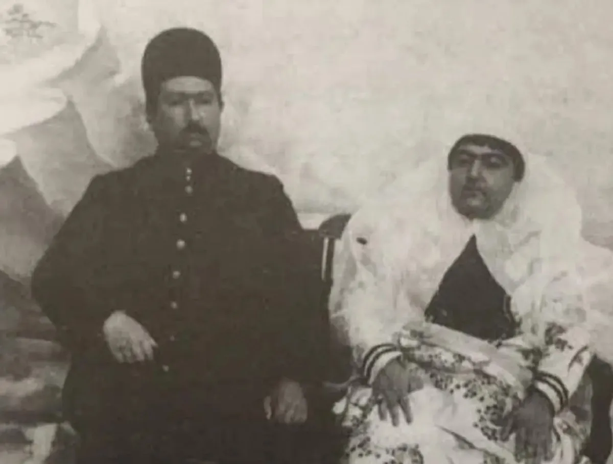 محمدعلی شاه به همراه همسر و فرزندان اش در روسیه؛ دهه 1290 (عکس)