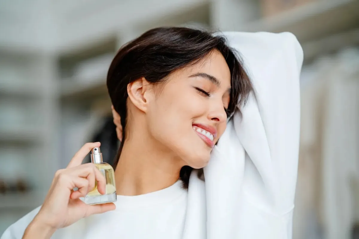 آیا عطر زدن روی گردن خطر سرطان و ناباروری را افزایش می‌دهد؟ پاسخ متخصصان