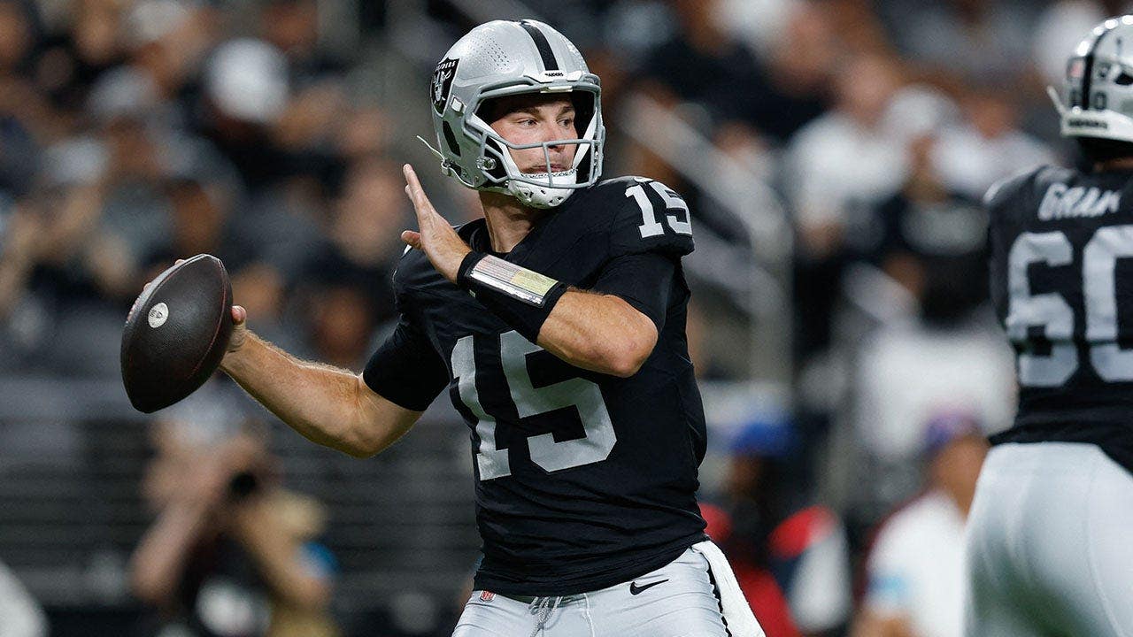 فرناندو مندوزا، بازیکن تازه کار Raiders از خدا برای اولین بازی NFL تشکر می کند که به خوبی با "Mr Brady" مقایسه می شود.