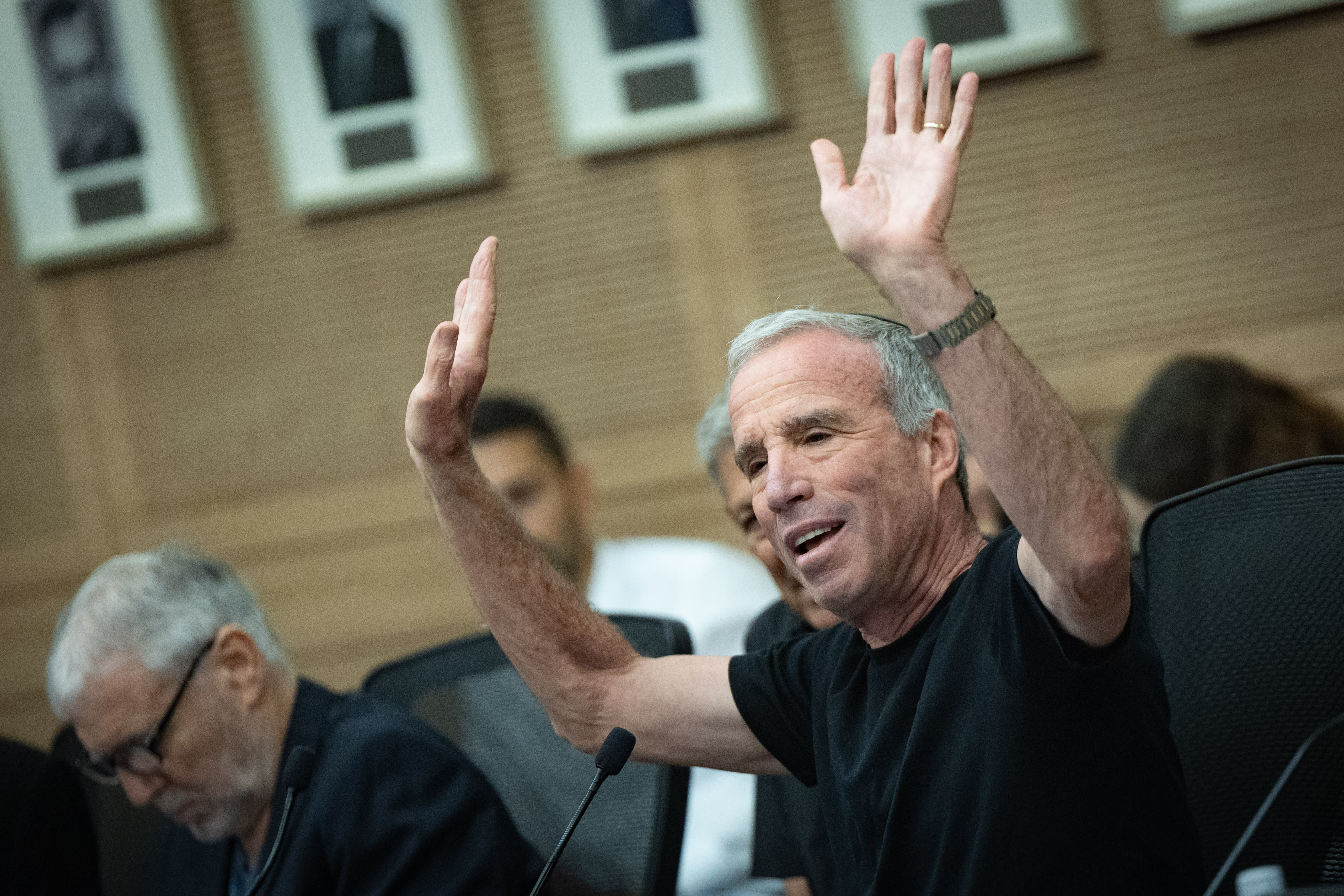 MK Elazar Stern حزب Yesh Atid را ترک کرد و اعلام کرد که از کنست استعفا می دهد