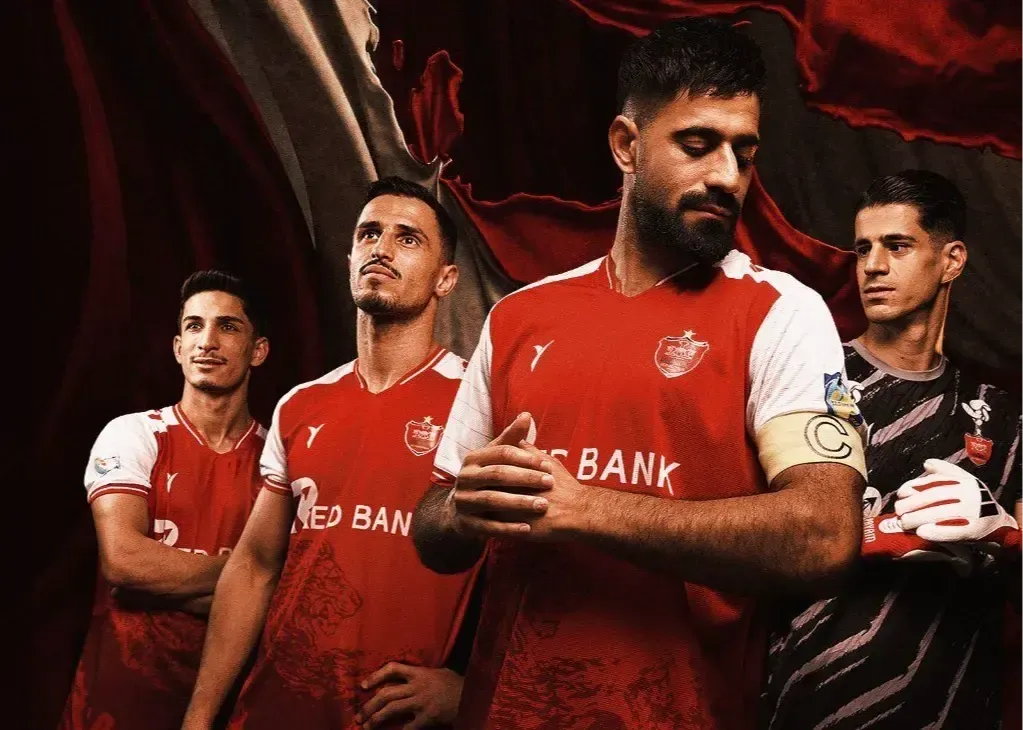 کلاسیک با استفاده از نشانهای جدید؛/ شیر و خلیج فارس، رونمایی از پیراهن پرسپولیس!