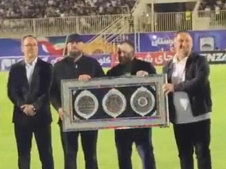 تجلیل باشگاه چادرملوی اردکان از خواننده قطعه «باید برخاست»