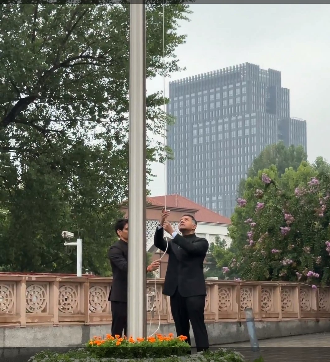 سفیر هند در چین در روز I-Day در پکن سه رنگ را بالا می برد