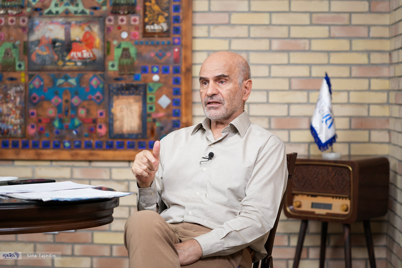 ببینید| پاسخ مومنی به یک ادعا/ هر چه به سر ایران آمد تقصیر چپهاست؟