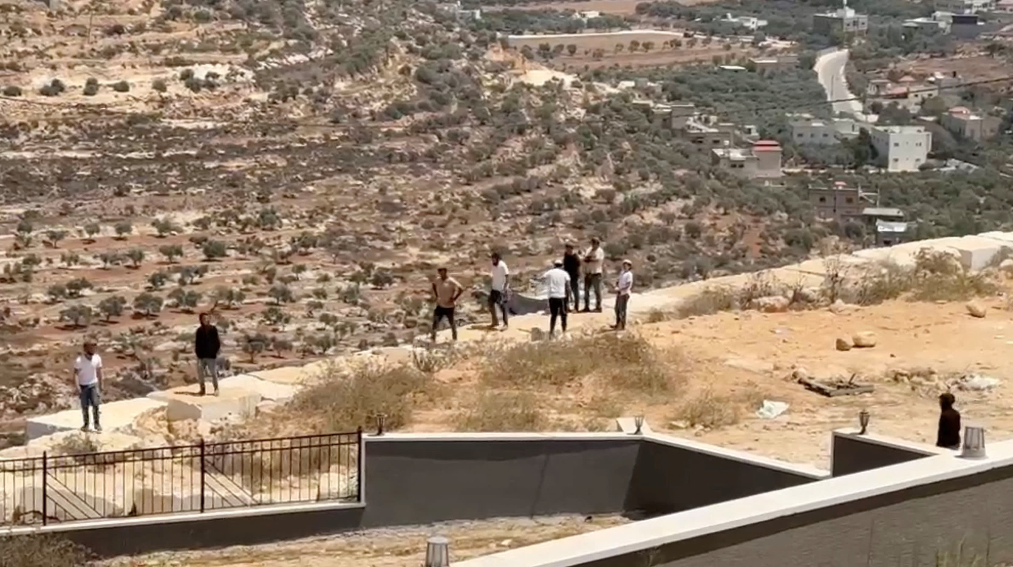 ساکنان فلسطینی گزارش می دهند که با وجود بسته شدن ارتش اسرائیل، حدود 15 شهرک نشین وارد کوسره شده اند.
