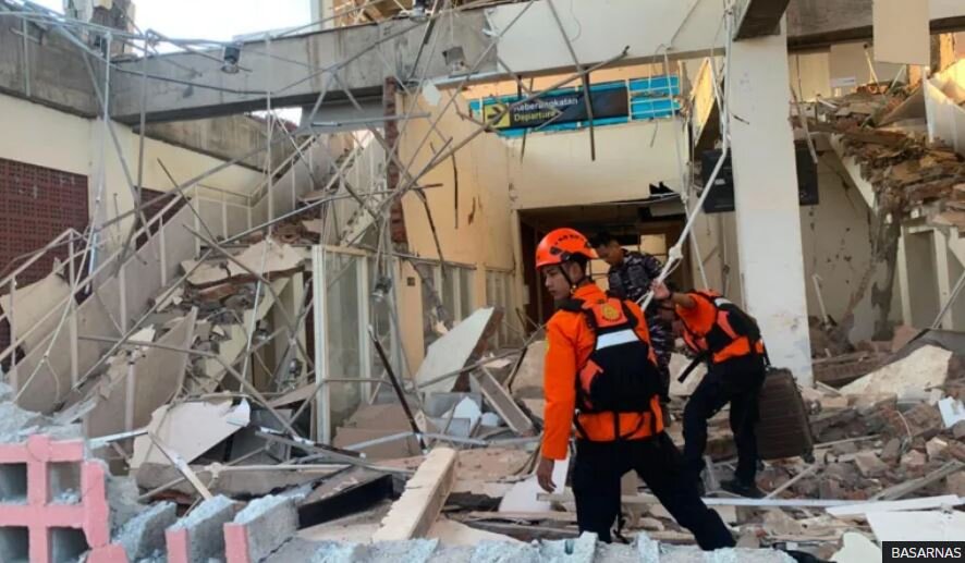 امدادگران در جست‌وجوی بازماندگان زلزله قدرتمند در اندونزی
