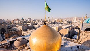 تعویض پرچم گنبد حرم امام رضا (ع) بعد از ۶٣ روز + فیلم