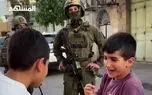 بازی سنگ، کاغذ، قیچی دو کودک فلسطینی مقابل نظامیان اسرائیلی