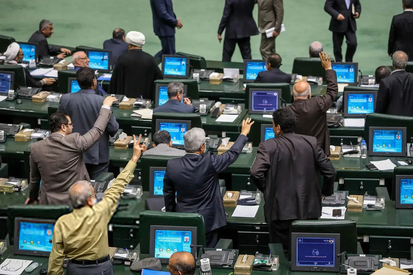 تماشا کنید: «۹۰ میلیون ایرانی متهمند، مگر اینکه خلافش ثابت شود» / این هم نتیجه باز‌شدن مجلس پایداری! / عقلای مجلس از تصویب جزئیات خطرناک طرح جلوگیری می‌کنند؟