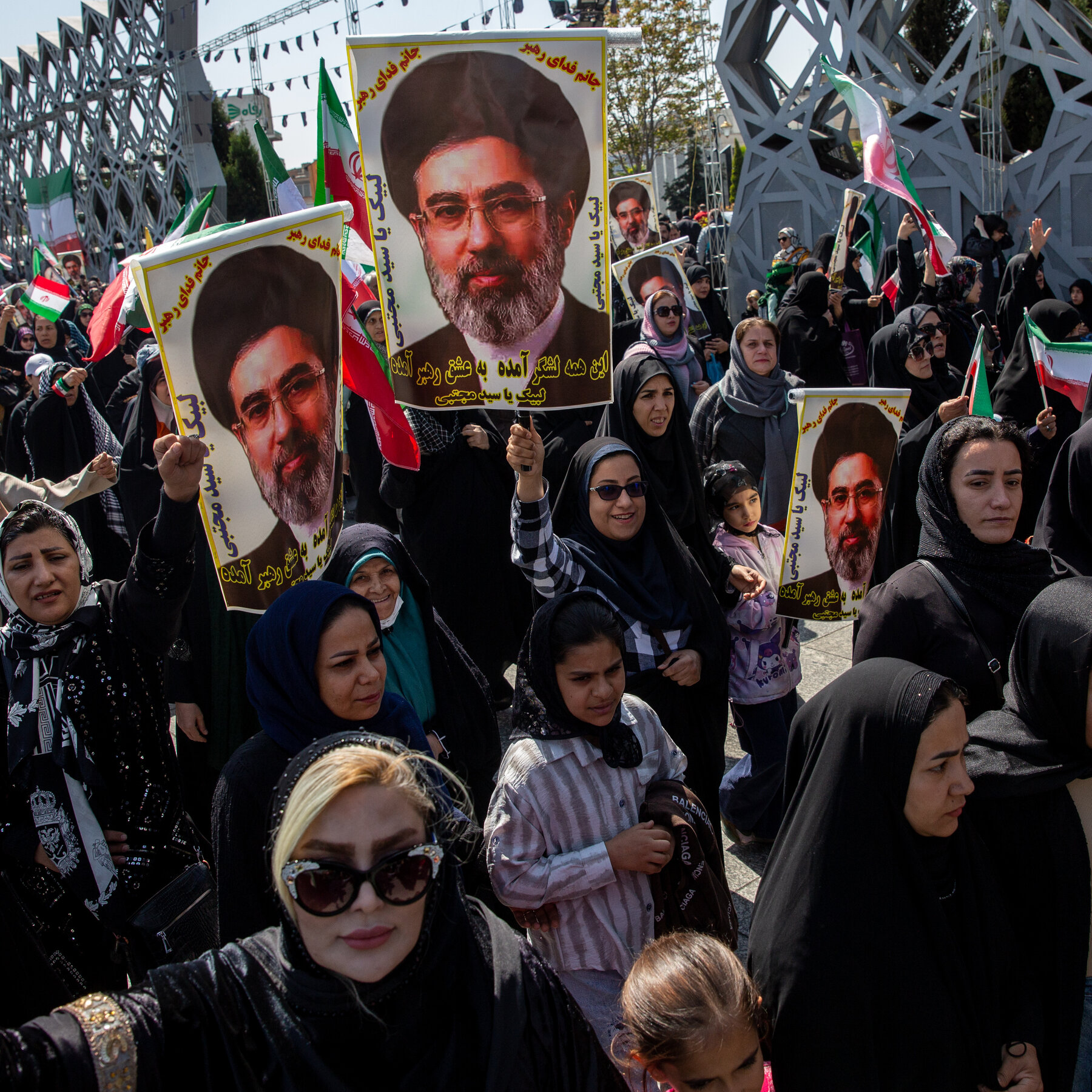 رهبر جمهوری اسلامی ایران قصد دارد کشور را در وضعیت جنگ نگه دارد