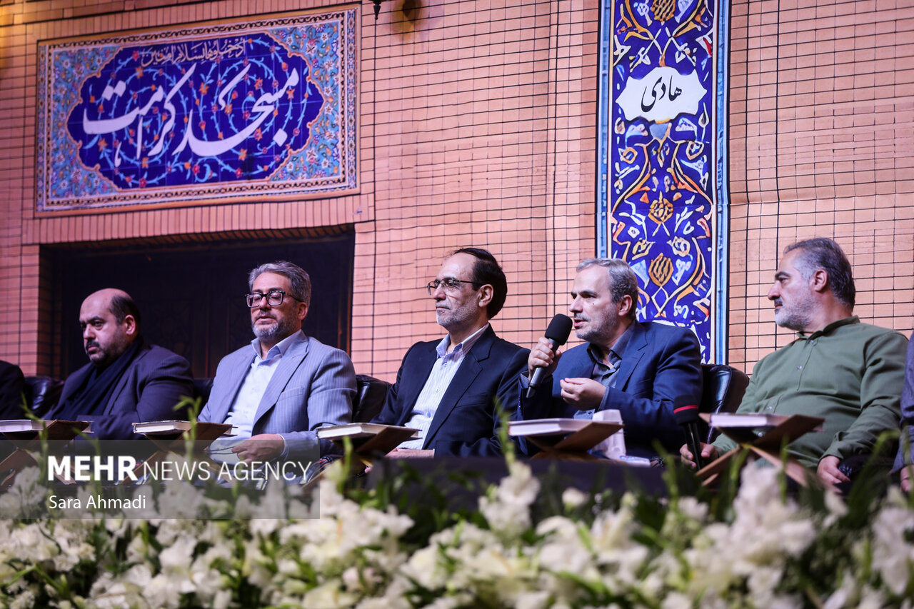 طنین آیات نورانی قرآن توسط قاریان برنامه محفل در مشهد