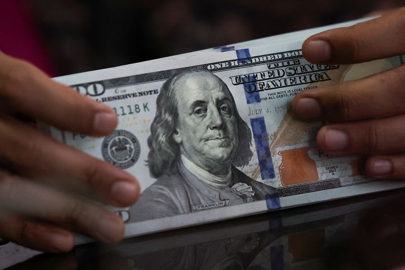 دلار ضعیف به دلیل کاهش شرطهای افزایش نرخ، درگیری ایران در کانون توجه قرار گرفته است