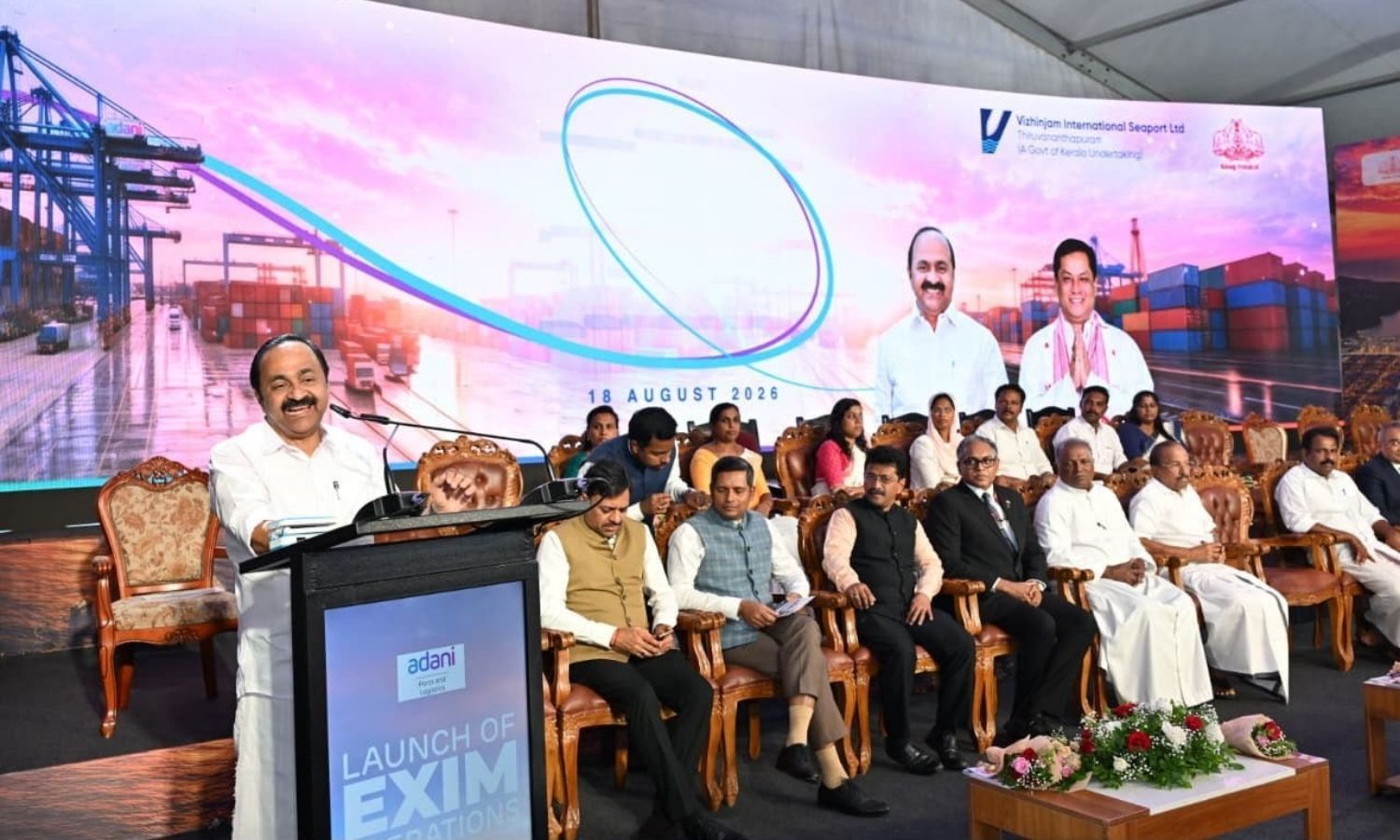 VD Satheesan کانتینرها را از Vizhinjam خاموش می کند، علامت شروع عملیات EXIM