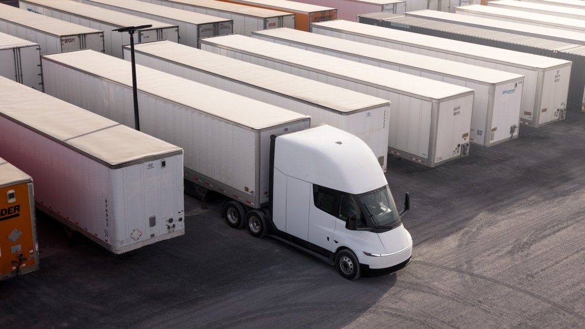 Einride قراردادی برای اضافه کردن 500 تسلا Semis به ناوگان خود منعقد می کند