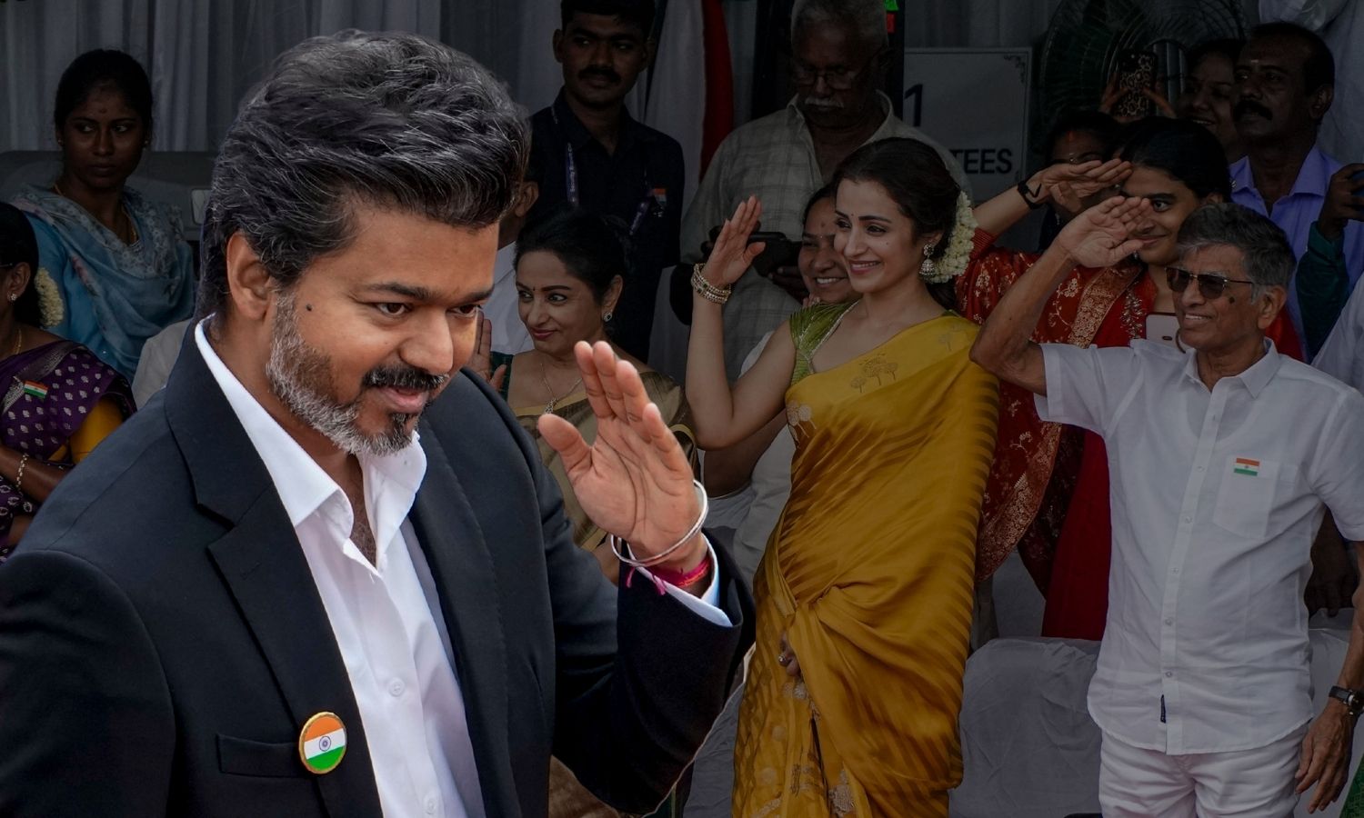 DMK CM Vijay و Trisha را در مورد "سلام" روز استقلال مسخره می کند