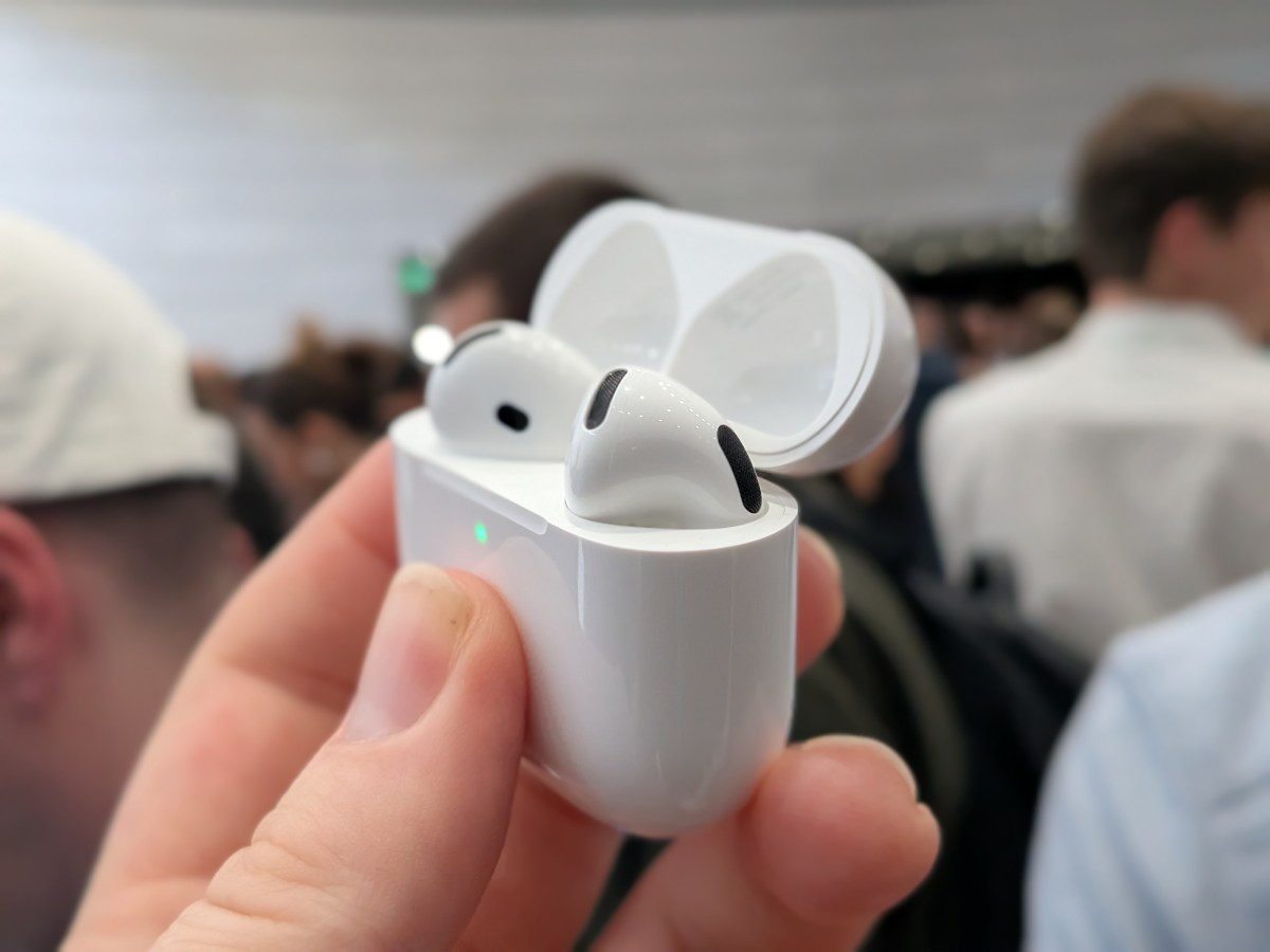 ظاهراً آپدیت جدید macOS اپل حاوی ویدیویی از AirPods با دوربین است