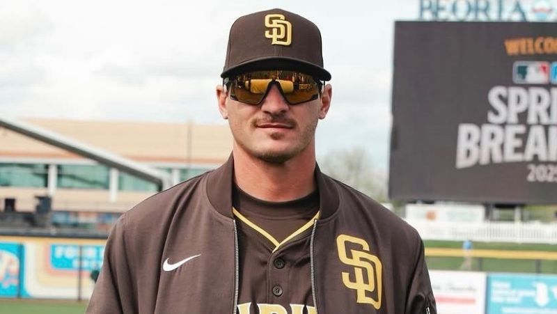 کارمند San Diego Padres در بازداشت ICE پس از دستگیری در فرودگاه تگزاس
