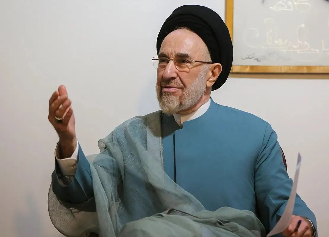 سیدمحمد خاتمی: بعضیها میگویند ما حیاتمان در جنگ است / میگویند اول پدر آمریکا را در اینجا درمیآوریم بعد میرویم در قلب آمریکا با او میجنگیم؛ آخر با کدام واقیتها / من هم احساساتم جریحهدار شد وقتی رهبرم را کشتند / از چشمان آدم خون میبارد؛ اما مسئله مدیریت جامعه نباید بر اساس احساسات باشد / ببینید مصلحت کشور، نظام و اسلام در چیست