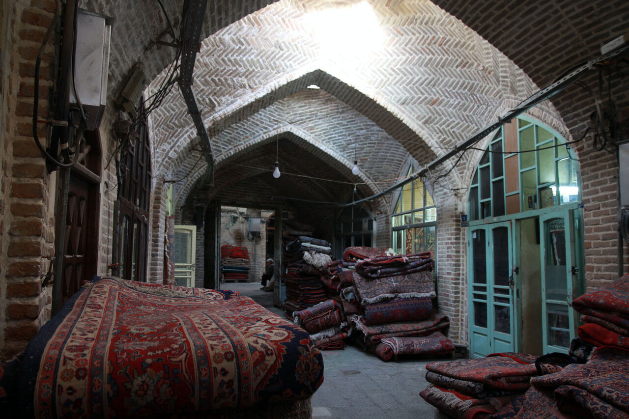 فرش دستباف همدان راهی کانادا شد