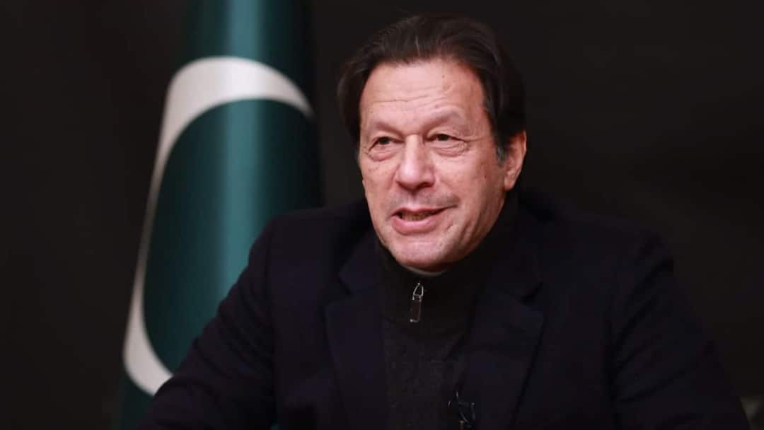 عمران خان برای اولین بار در نه ماه پس از سفارش SC با همسر و خواهر خود ملاقات کرد: تماشا کنید