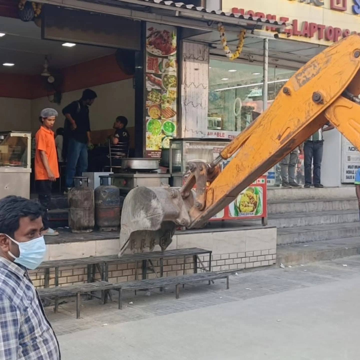 بنگالورو: به دستور وزیر تا پایان آگوست تمام تجاوزات در مسیر پیادهروی را پاک کنید