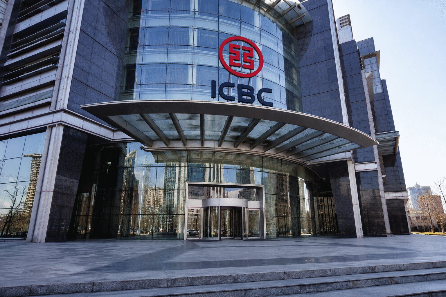 افزایش 1.7 درصدی سهام ICBC پس از تصمیم چین برای حفظ نرخ ها، فشار ناشی از کاهش رکورد وام را محدود می کند.