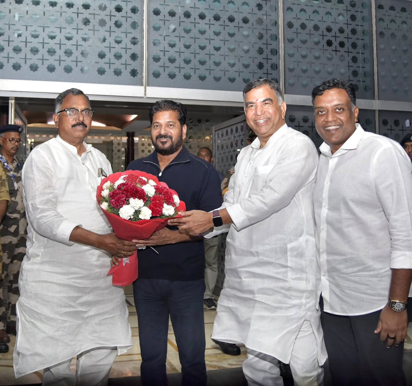Revanth Reddy سفر 10 روزه خود را از انگلستان، ایالات متحده آغاز می کند