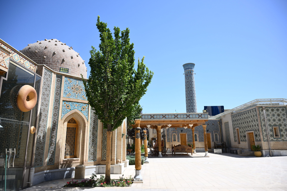 کاوش خبرنگاران آذربایجانی در مرکز گردشگری جاده ابریشم سمرقند (عکس)