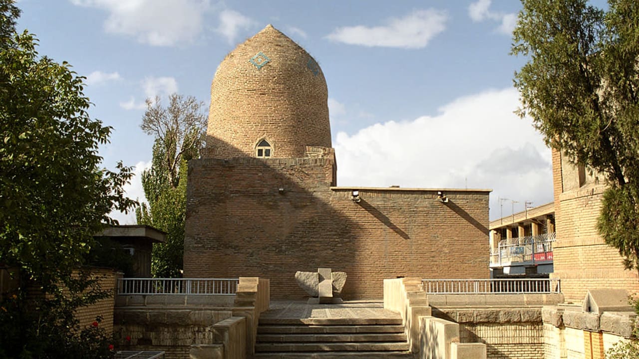خشم پس از متخلف یهودی مقبره استر، مردخای در ایران با توهین یهودستیزانه مواجه شد.