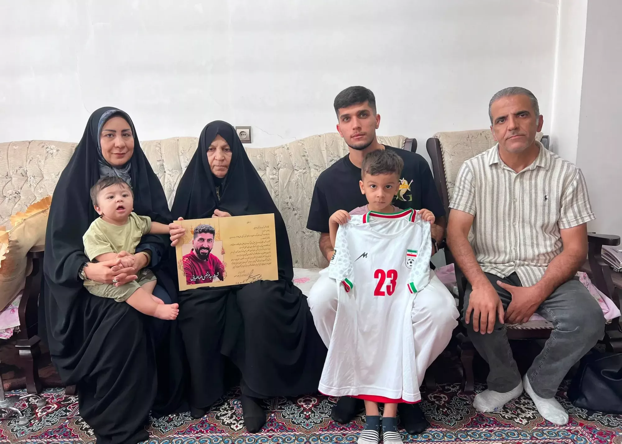 دیدار ستاره سپاهان با خانواده شهید جنگ رمضان