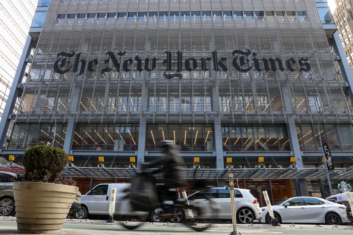 N.Y. Times شکایت بدنامی را که توسط بازیکن بسکتبال کالج آورده بود را از دست داد
