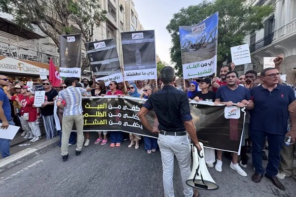 تظاهرات در تونس برای کنارهگیری رئیسجمهور و بازگشت به روند دموکراتیک