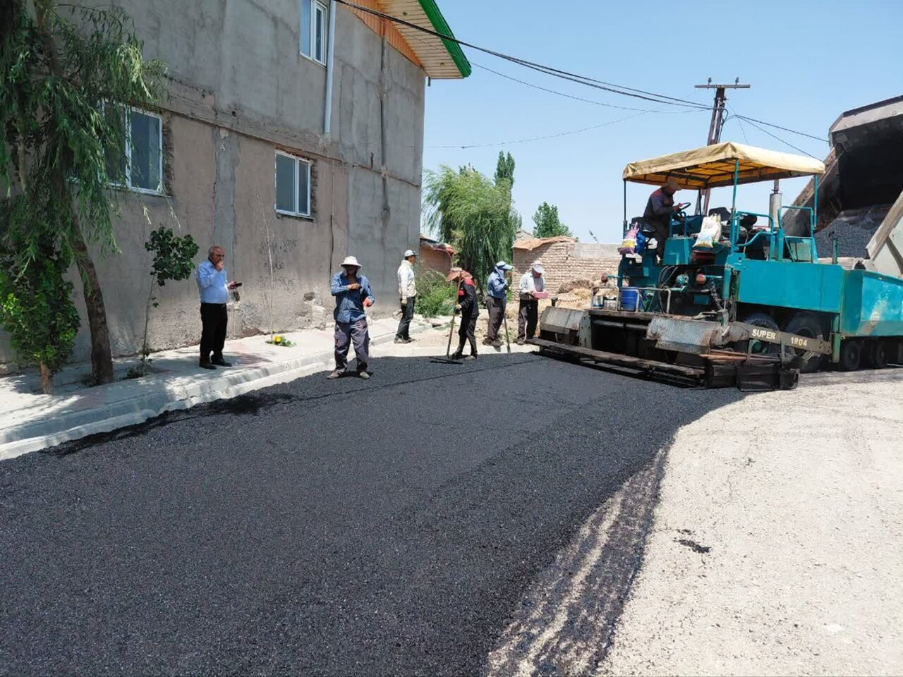 ۱۰ هزار متر مربع از معابر سه روستای ایوان آسفالت شد