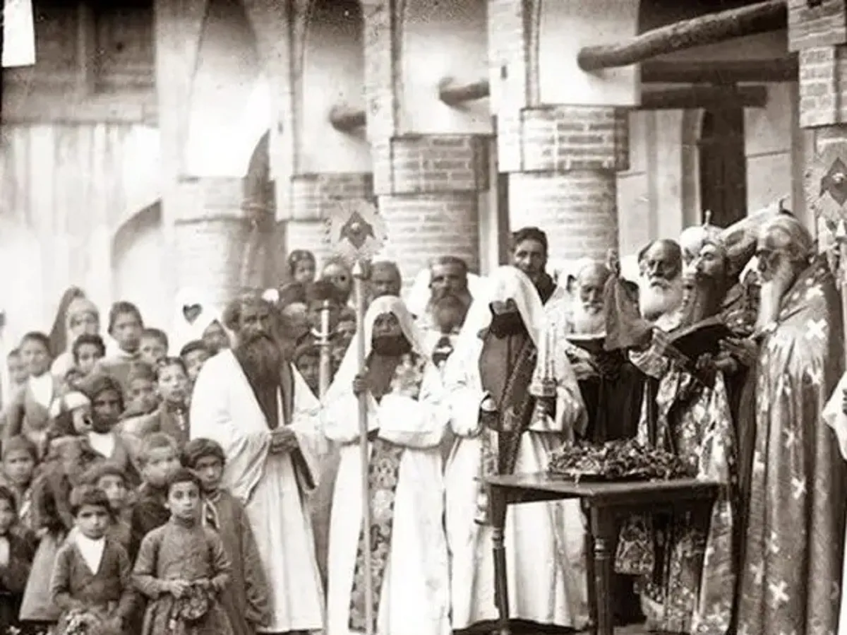 دختران ارمنی با تیپ مجلسی در آتلیه عکاسی آنتوان سوروگین اواخر دوره قاجاریه (عکس)