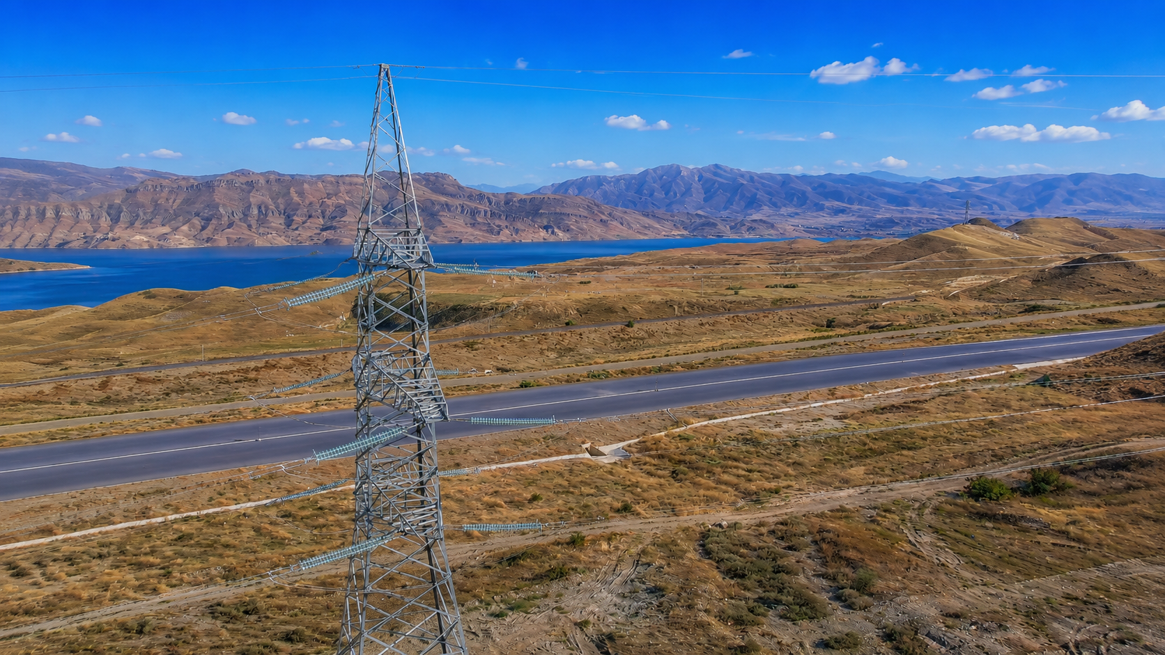 آذربایجان در آستانه تکمیل خط راهبردی برق زنگزور (عکس)