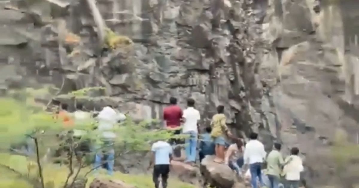نوجوان عصبانی از صخره می پرد، پدر برای نجات او سقوط می کند. مادر به دنبال مرگ است