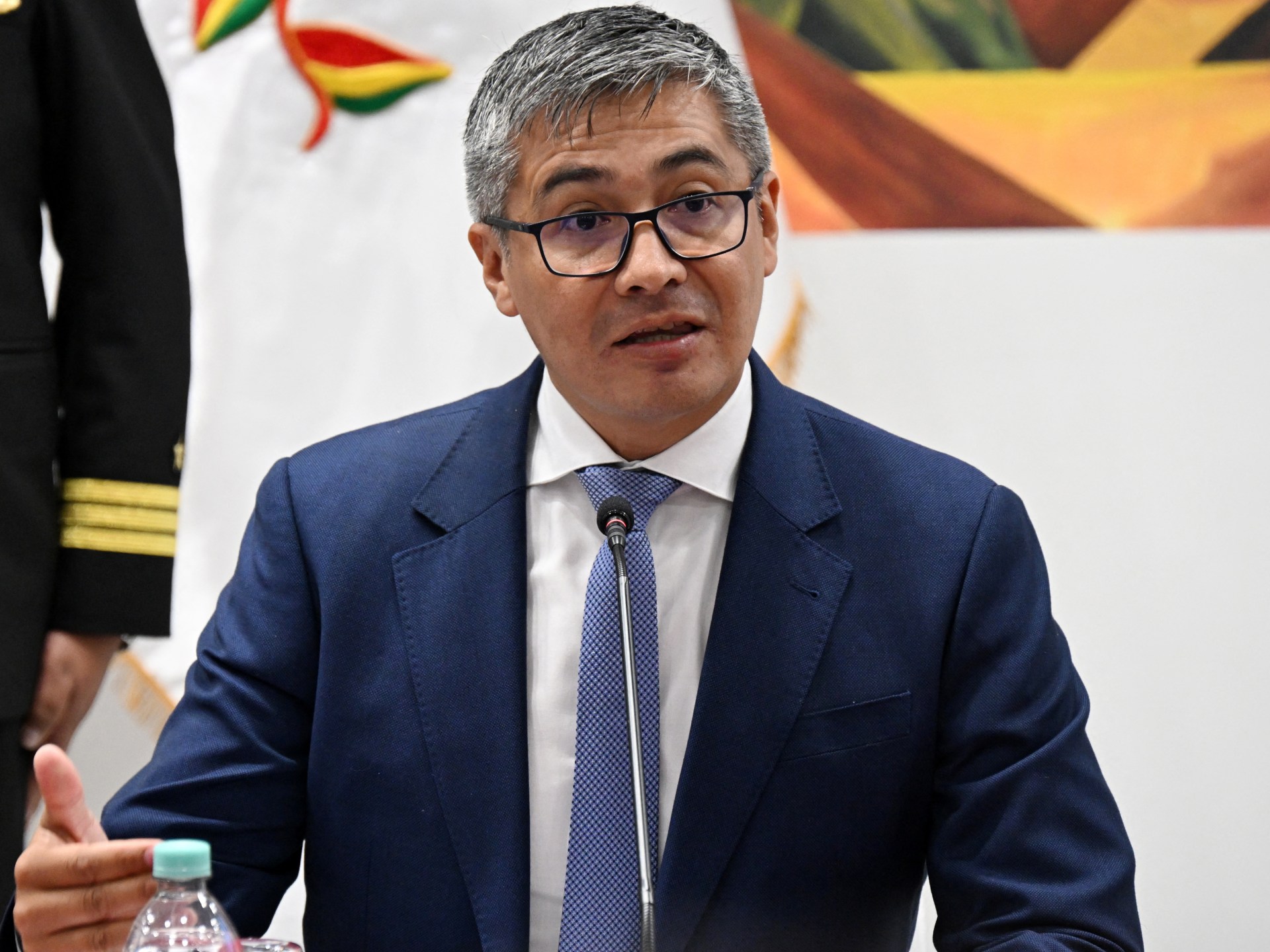 رودریگو پاز، رئیس جمهور بولیوی، وزیر اقتصاد را در میان ناآرامی ها برکنار کرد