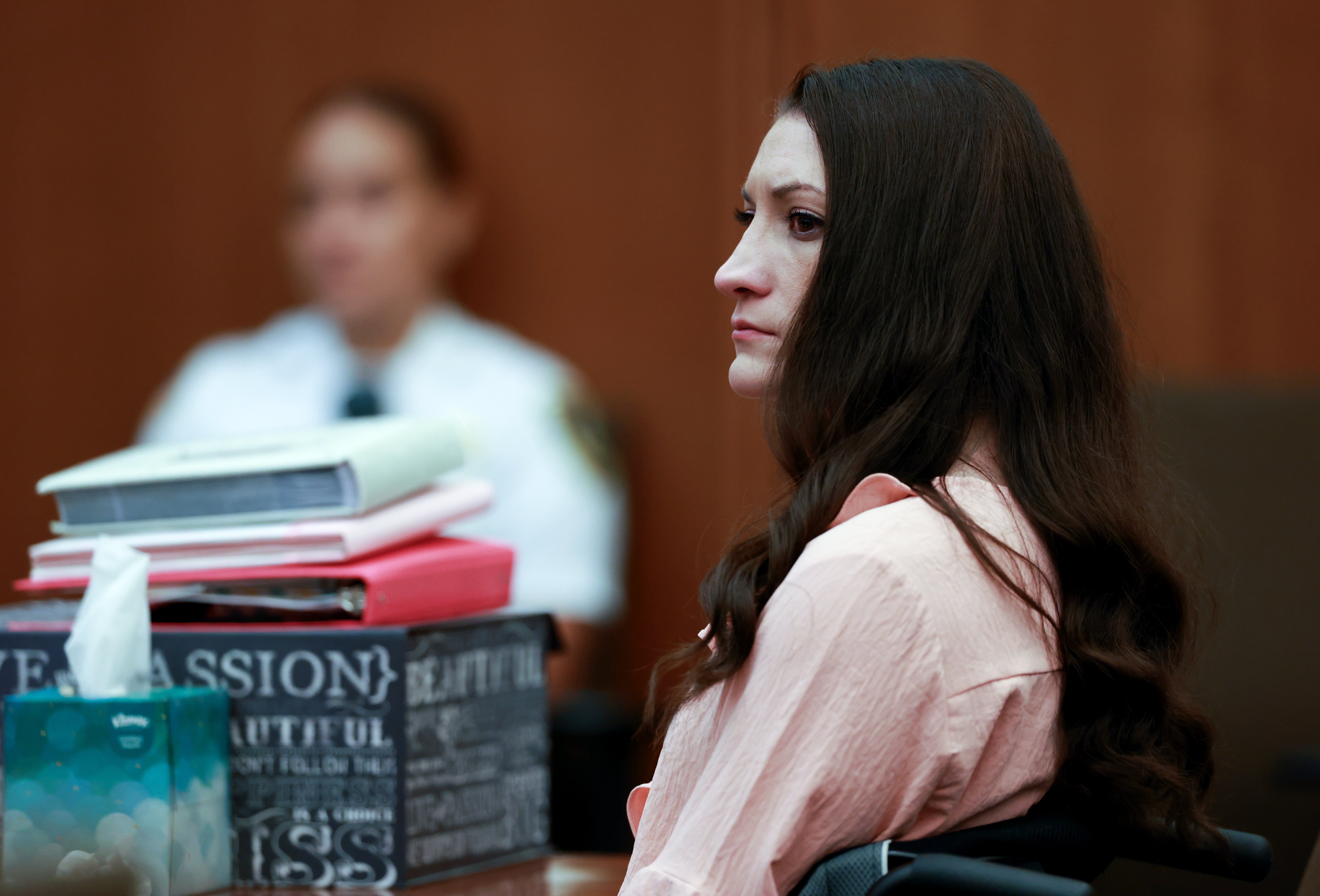 خلاصه: دفاع در محاکمه لیندسی کلنسی به پایان می رسد، دادستان ها اولین شاهد ردیه را فراخوانند