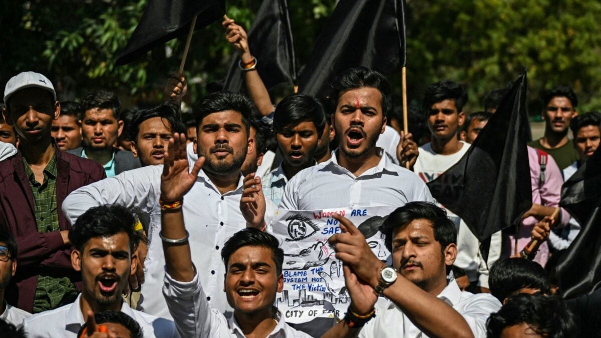 درگیری ABVP و NSUI در خوابگاه دانشگاه پونا قبل از بازدید از راهول گاندی | ویدئو
