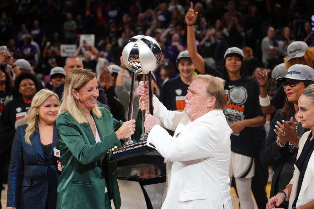 جنیفر سی سوال روشنی از کتی انگلبرت پس از هشدار به کمیسیونر WNBA در مورد شکایت احتمالی بر سر برخورد با طرفداران مطرح کرد.
