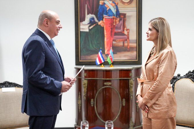 سفیر آذربایجان در کاستاریکا استوارنامه خود را تقدیم رئیس جمهور کرد (عکس)
